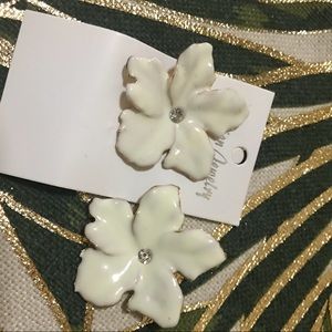 Elegant white flower metal material earrings
